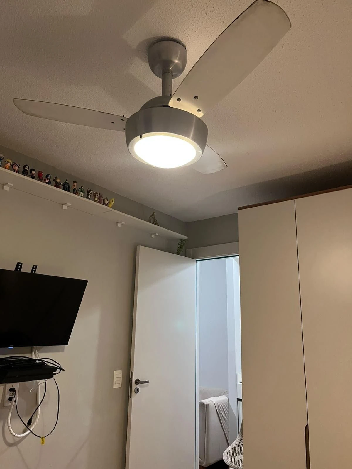 2-bedroom apartment in a building with a gym — photo 10