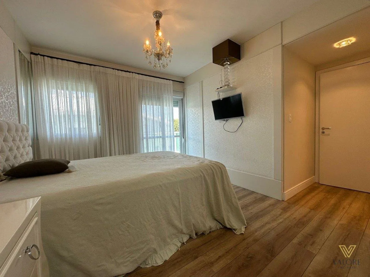 Walk-in closet in a 3-bedroom apartment, 227 m² — photo 18