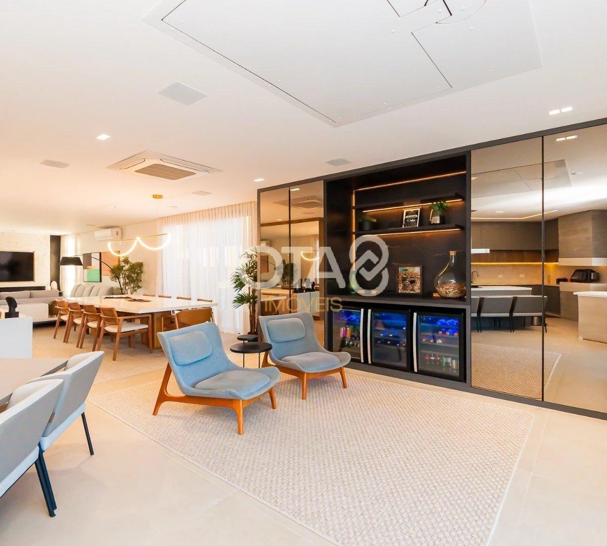 Floor-to-ceiling windows in a 4-bedroom house, 305 m² — photo 6