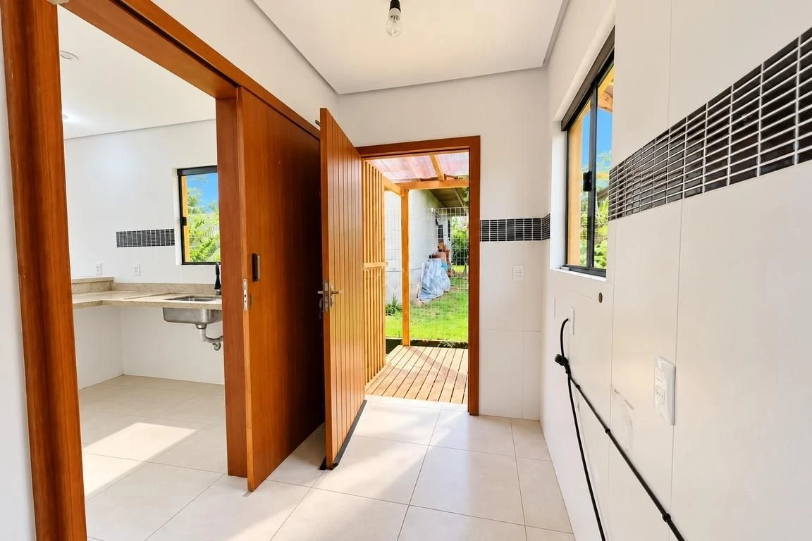 Balcony with a grill in a 2-bedroom house, 130 m² — photo 5