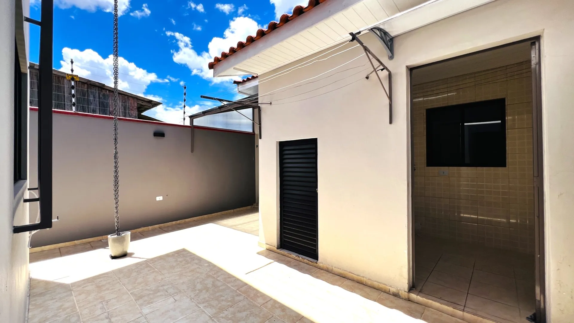 3-bedroom house with a grill on the balcony in Curitiba