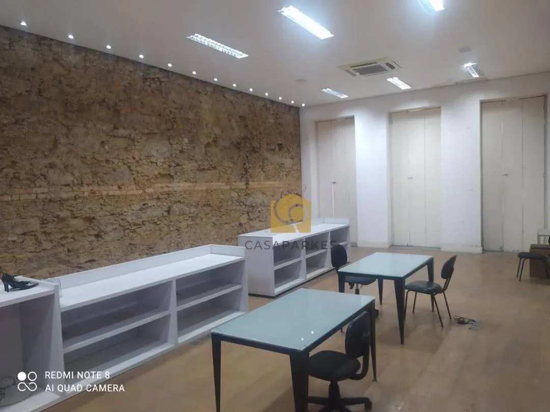 Casa com 2 dormitórios e piso de madeira na sala — photo 42
