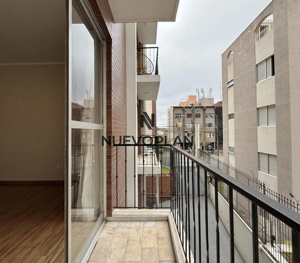 Wood or laminate floors in a 3-bedroom apartment, 78 m² — photo 4
