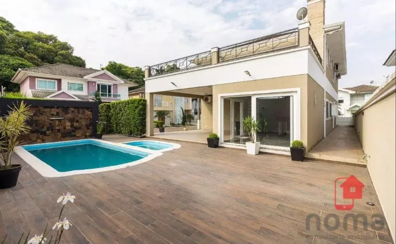 4-bedroom house with a bathtub in Curitiba — photo 4