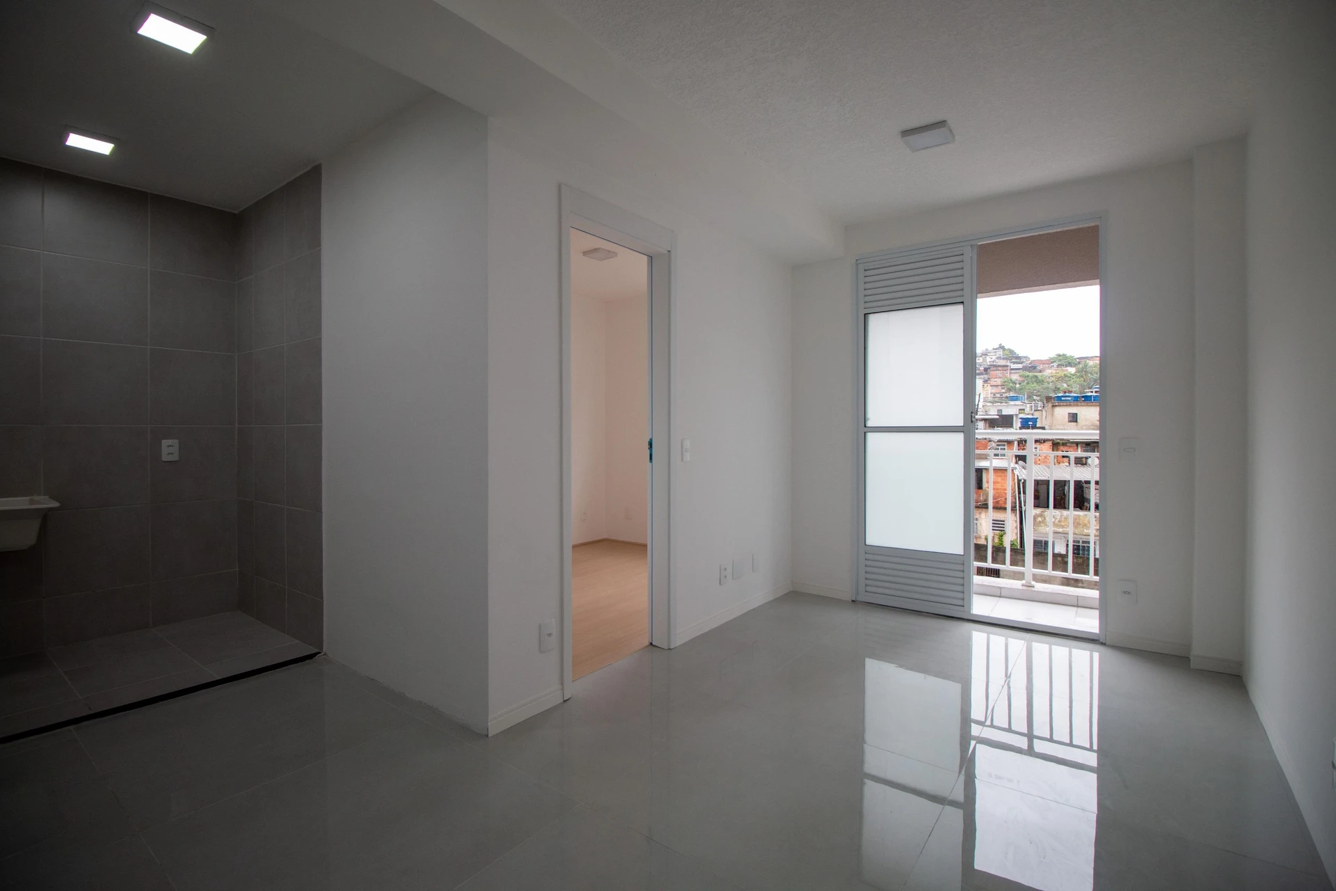 2-bedroom apartment in a building with a gym — photo 17
