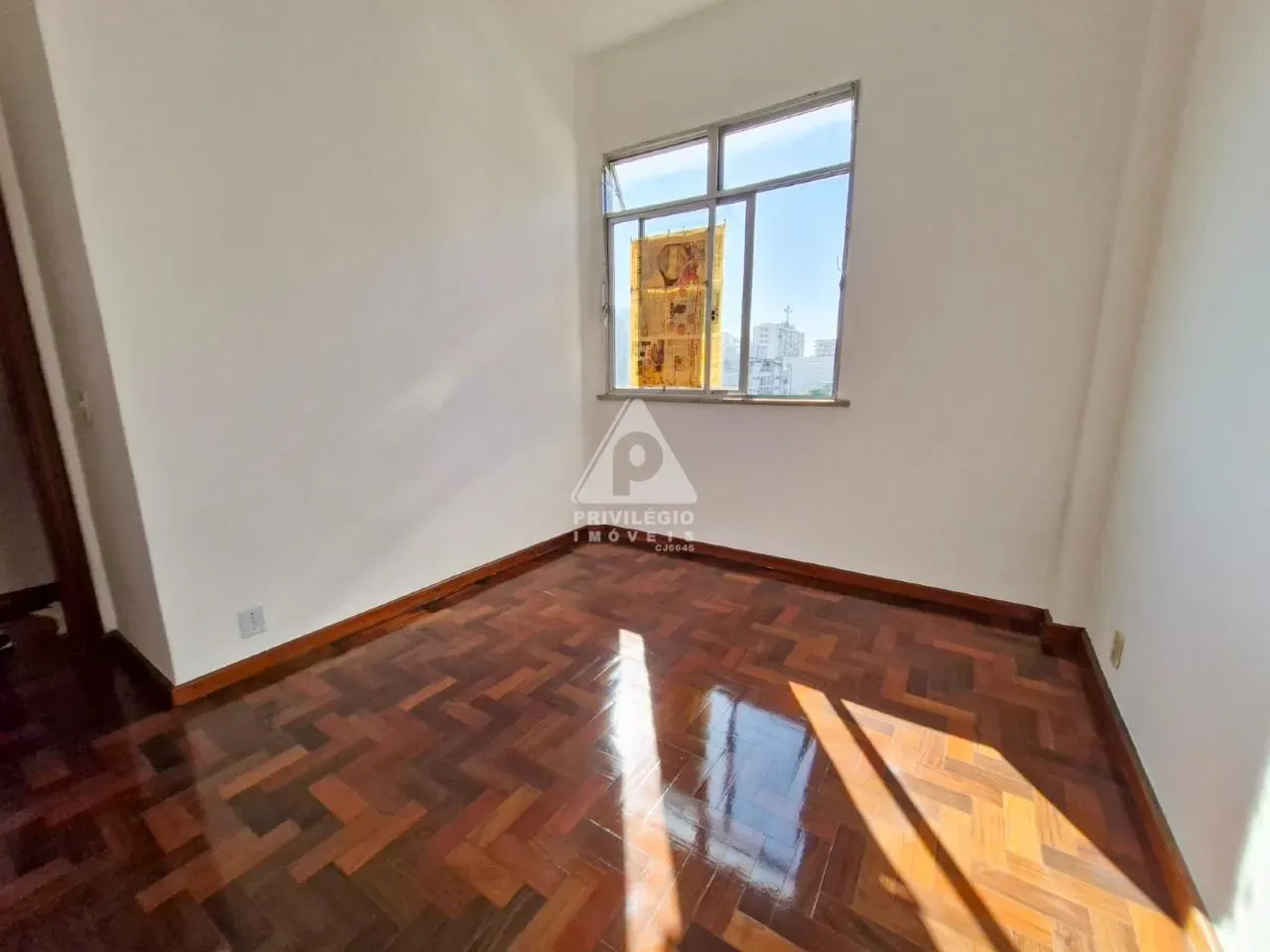 Wood or laminate floors in a 2-bedroom apartment, 60 m² — photo 4