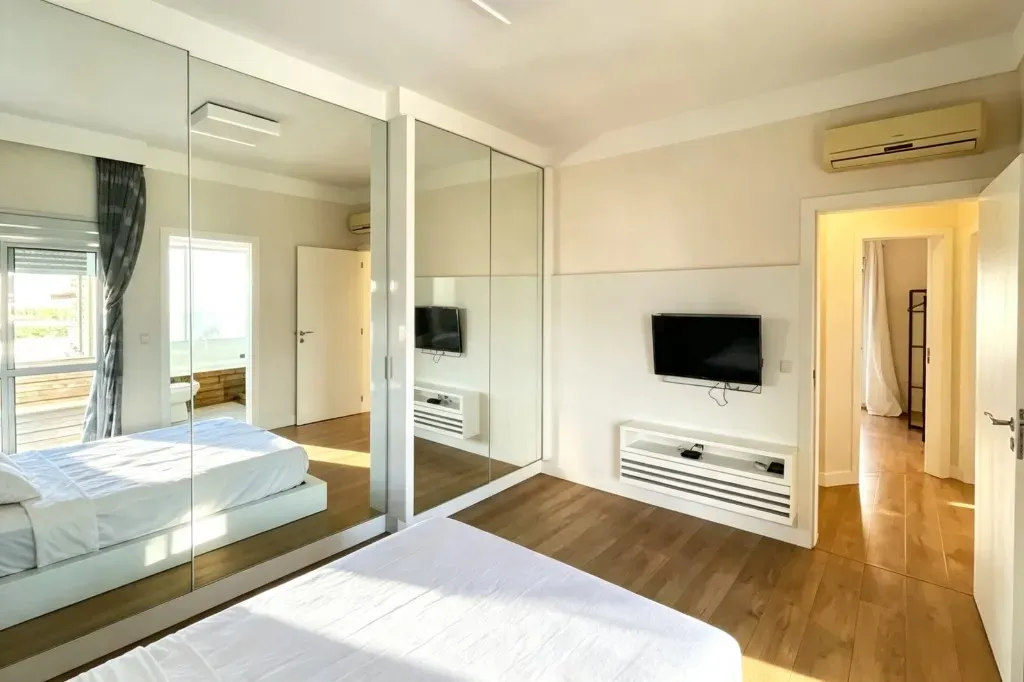 204 m² apartment with built-in grill on the balcony — photo 11