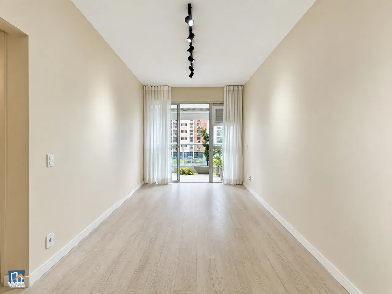 Glass-enclosed balcony in a 2-bedroom apartment, 88 m² — photo 11