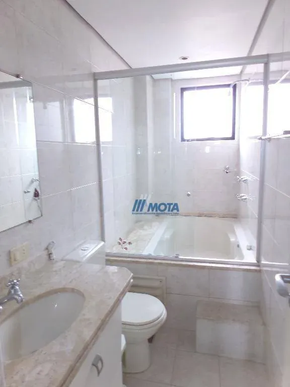 3-bedroom apartment with a bathtub — photo 9