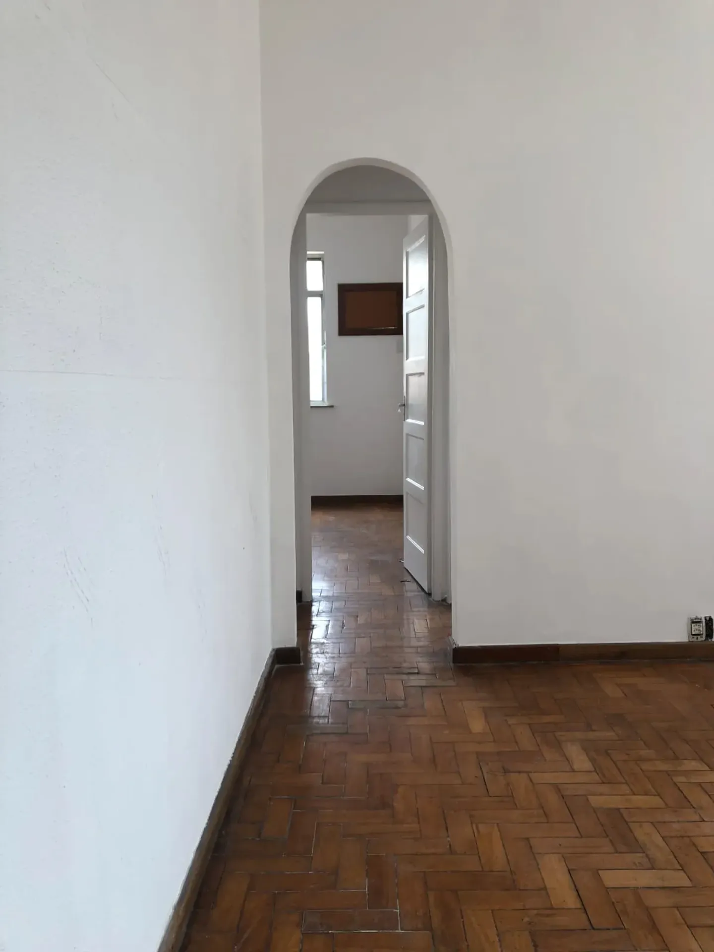 Wood or laminate floors in a 2-bedroom apartment, 82 m² — photo 15