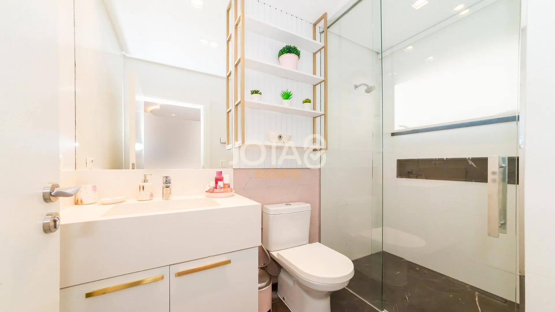 Unfurnished apartment with 3 en-suite bedrooms and balcony — photo 27