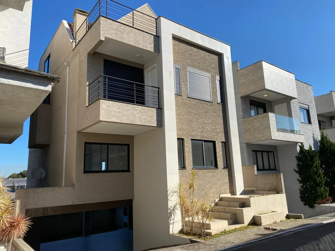 House with 5 bedrooms and 5 bathrooms across 314 m² — photo 5