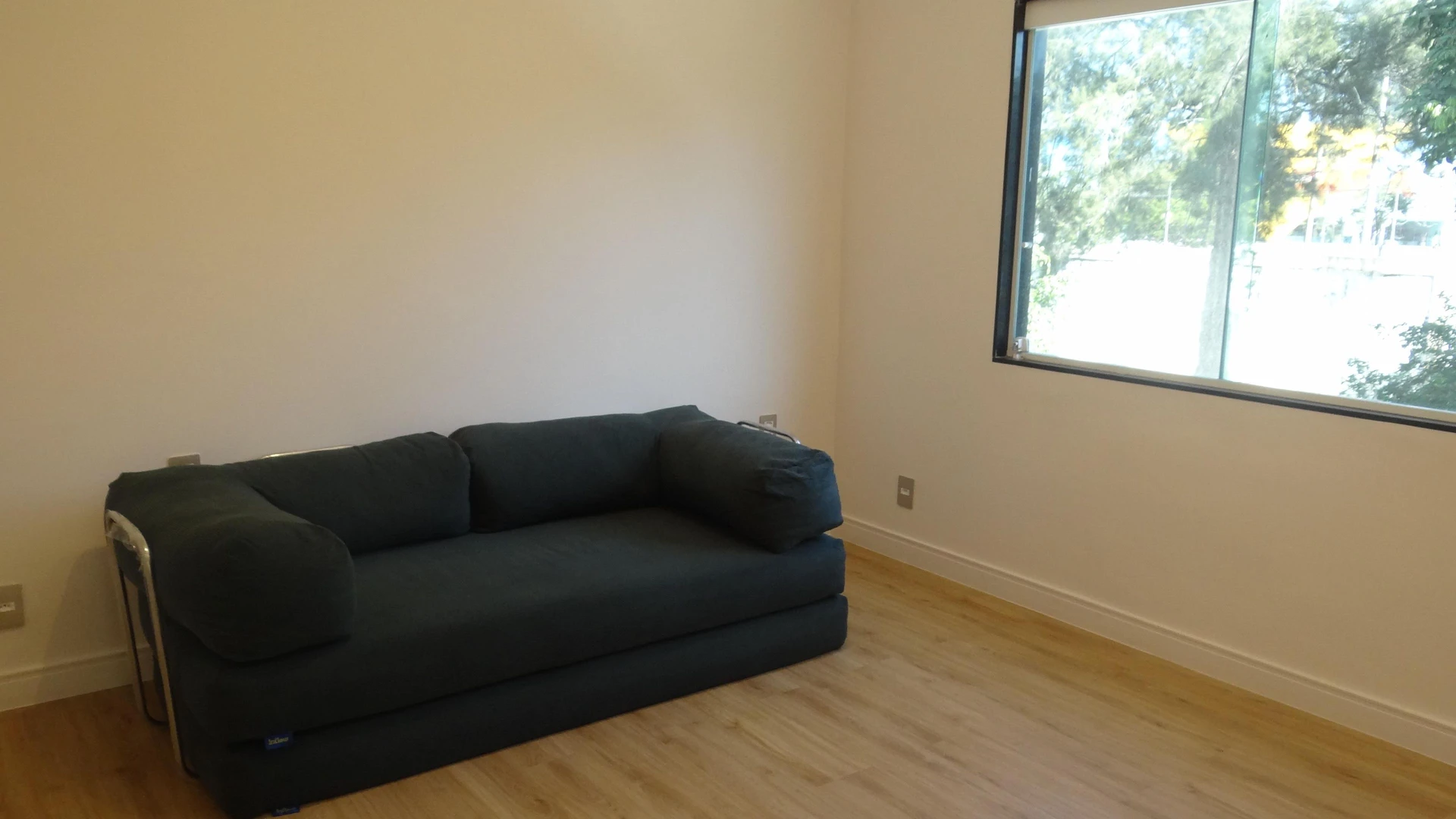 Casa de 384 m² com janelas do piso ao teto e varanda gourmet — photo 93