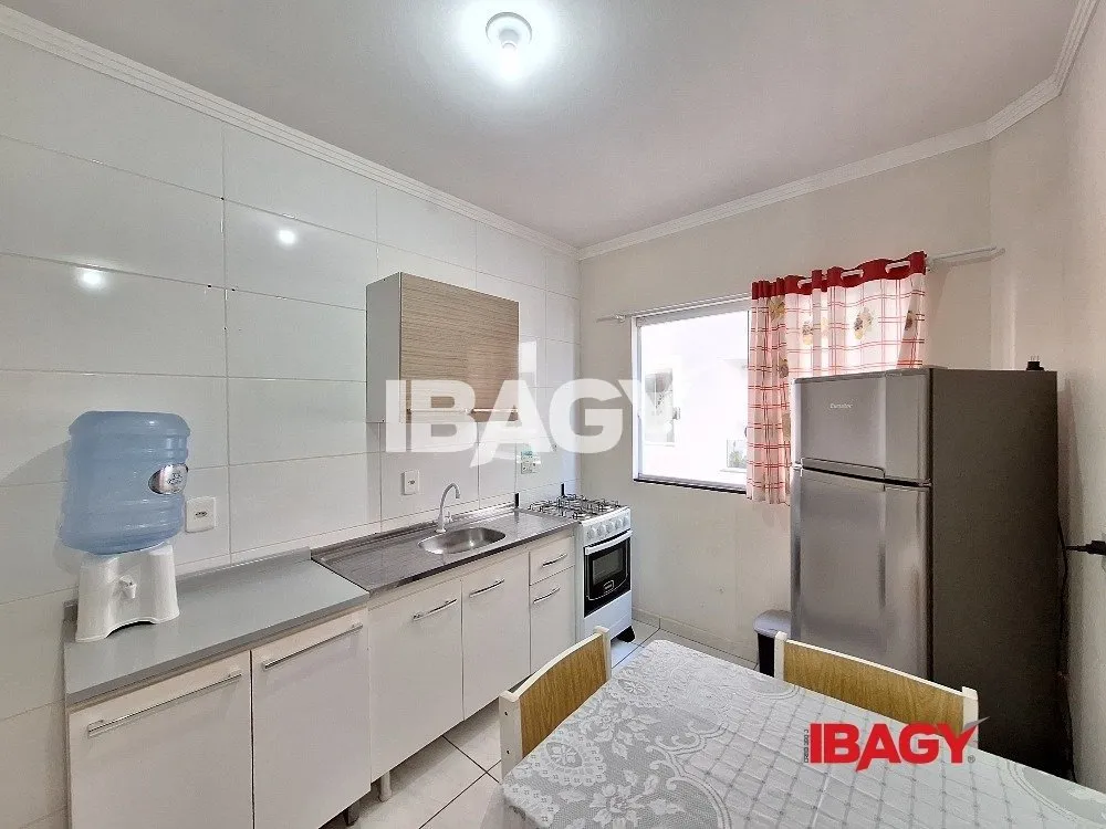 Furnished 2-bedroom apartment with a laundry tanque
