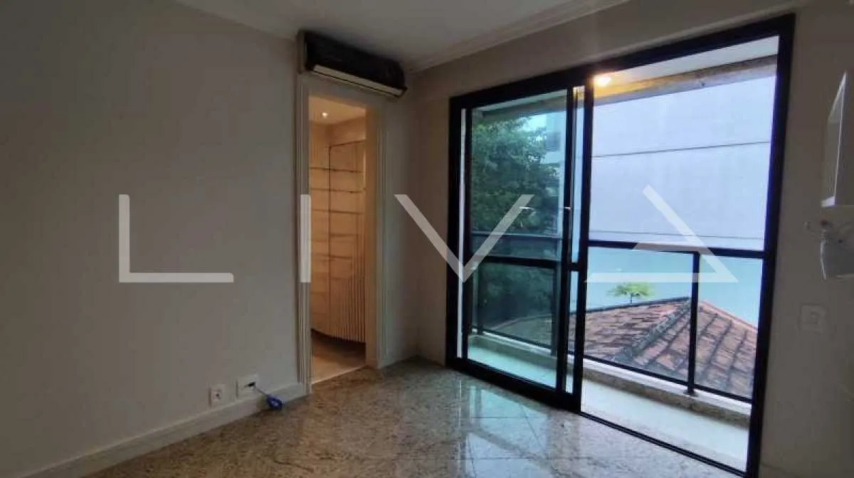 Walk-in closet in a 3-bedroom apartment, 165 m² — photo 25