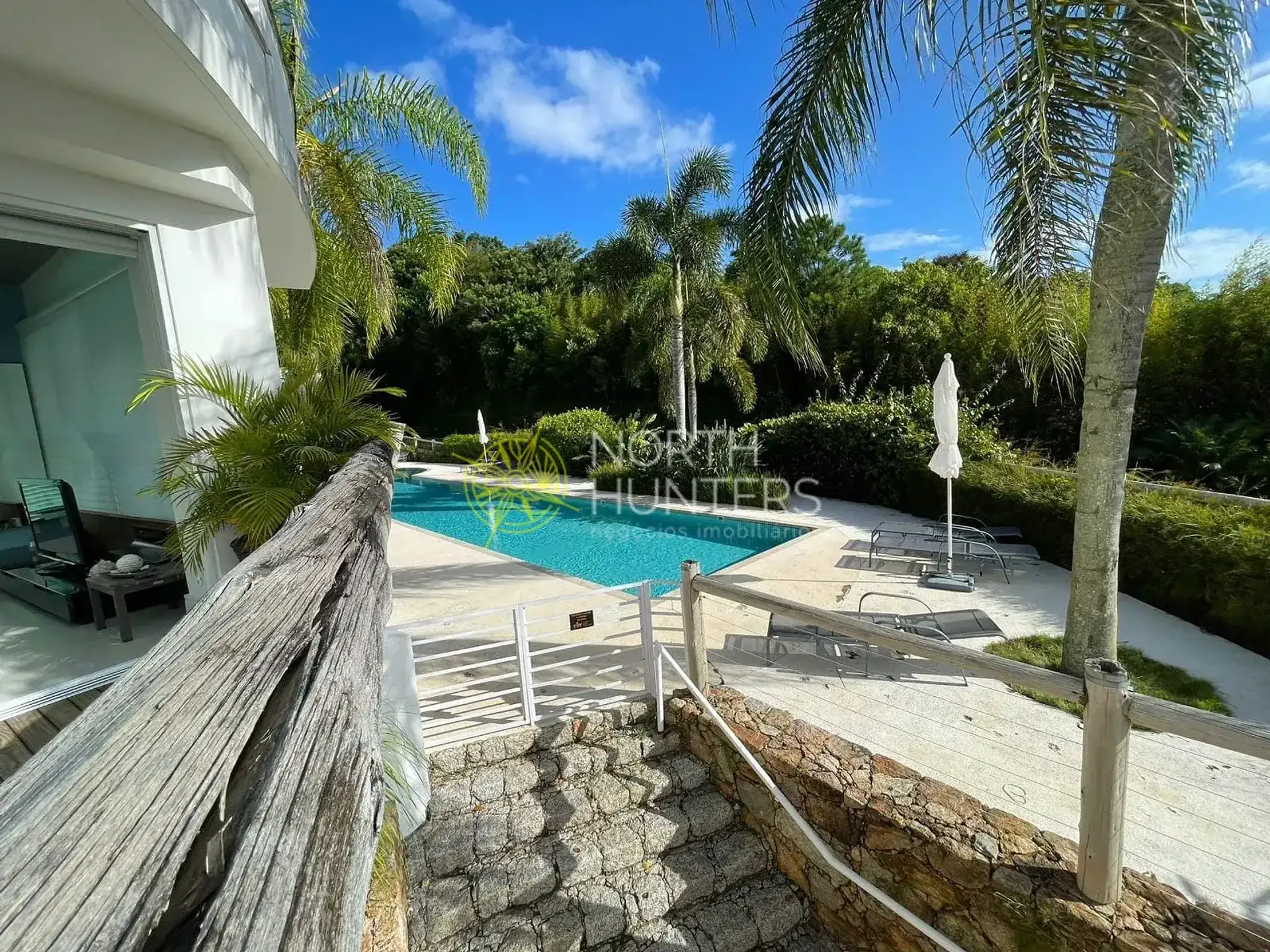 Furnished 1-bedroom apartment with enclosed balcony