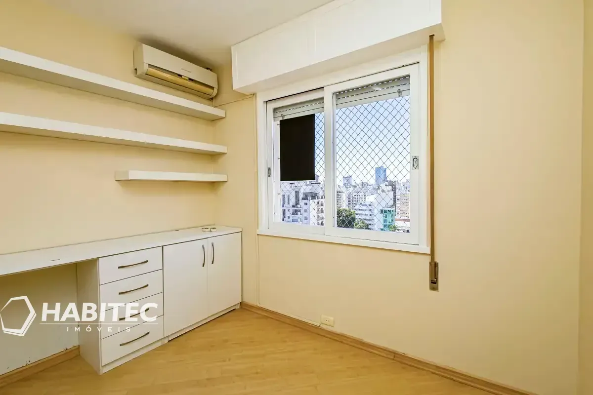 4-bedroom apartment with 2 bathrooms and a balcony — photo 22