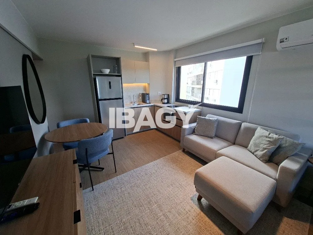 Studio with a glassed-in balcony and open-plan kitchen — photo 83