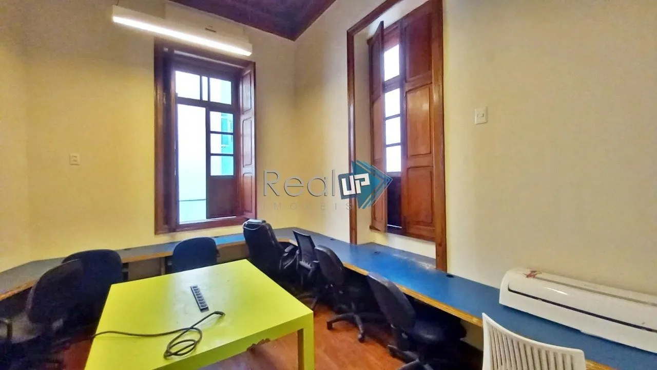 Colonial-style house with 3 bedrooms and a balcony — photo 43