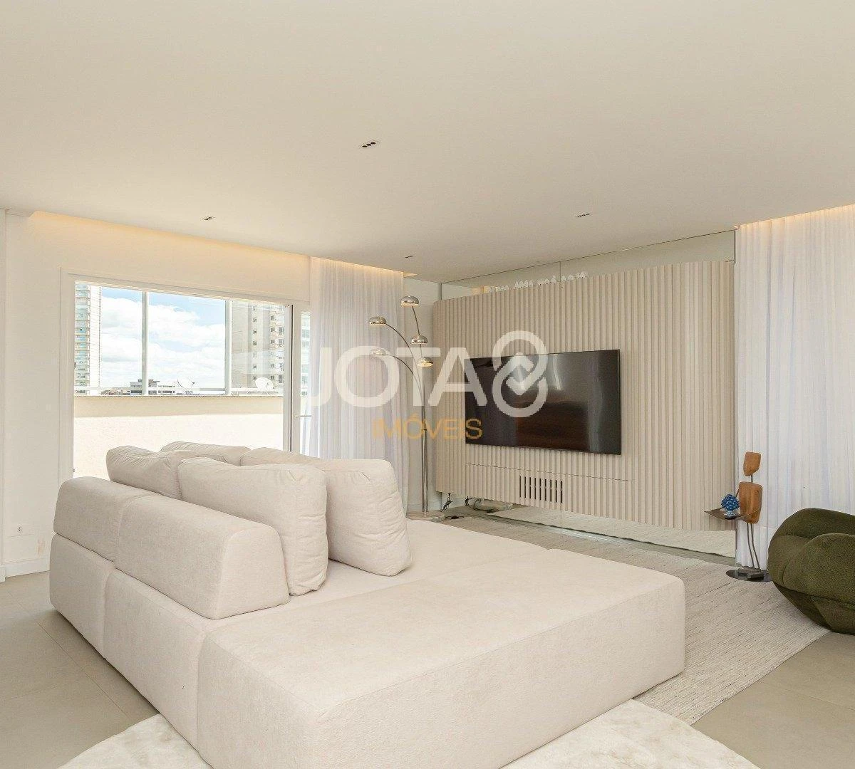 Floor-to-ceiling windows in a 3-bedroom apartment, 194 m² — photo 10