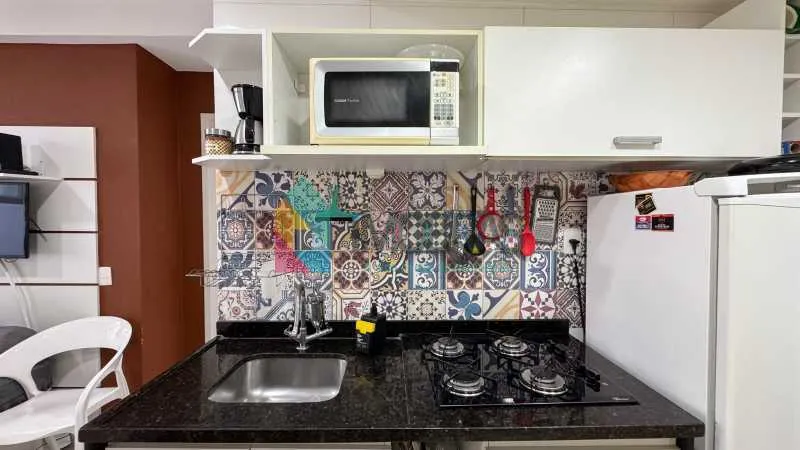 Furnished 1-bedroom apartment with open-plan kitchen — photo 11
