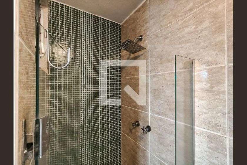 Apartamento de 2 quartos com box de vidro e ducha elétrica — photo 2