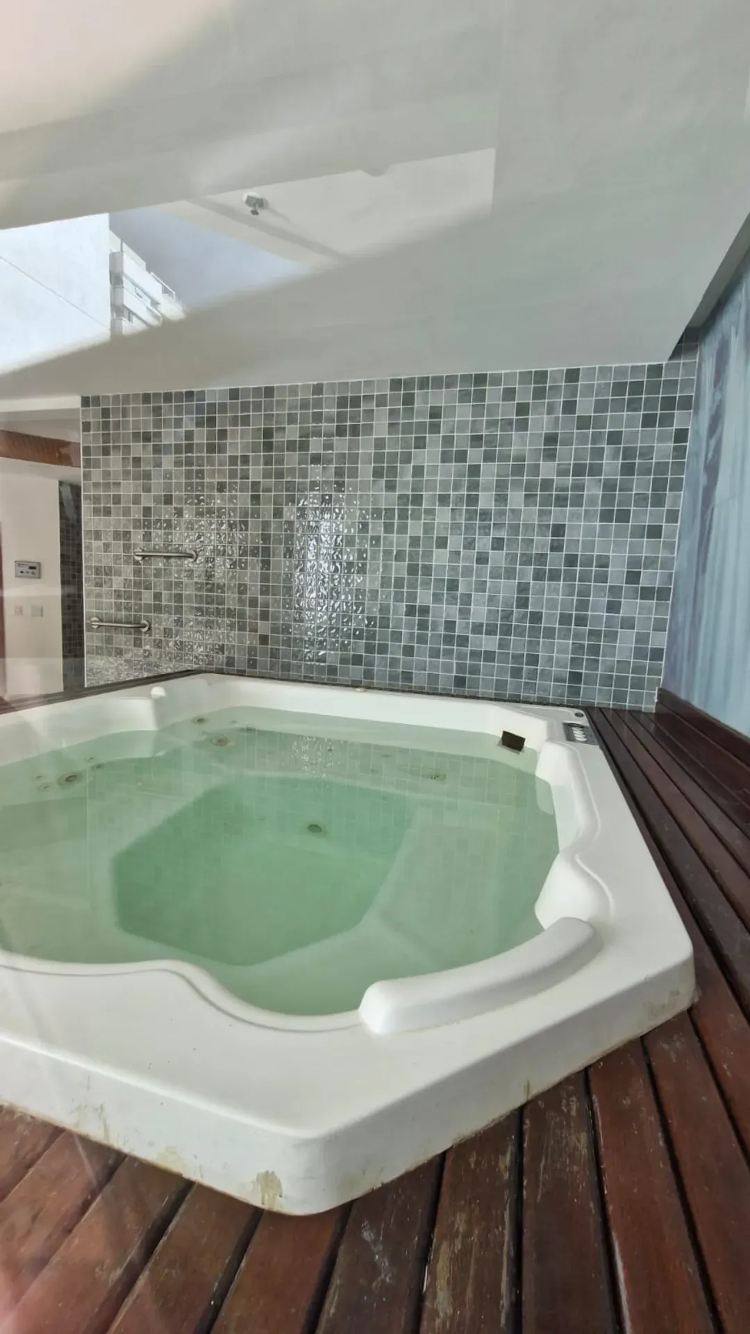 Apartment, 68 m², with a glass-enclosed balcony — photo 31