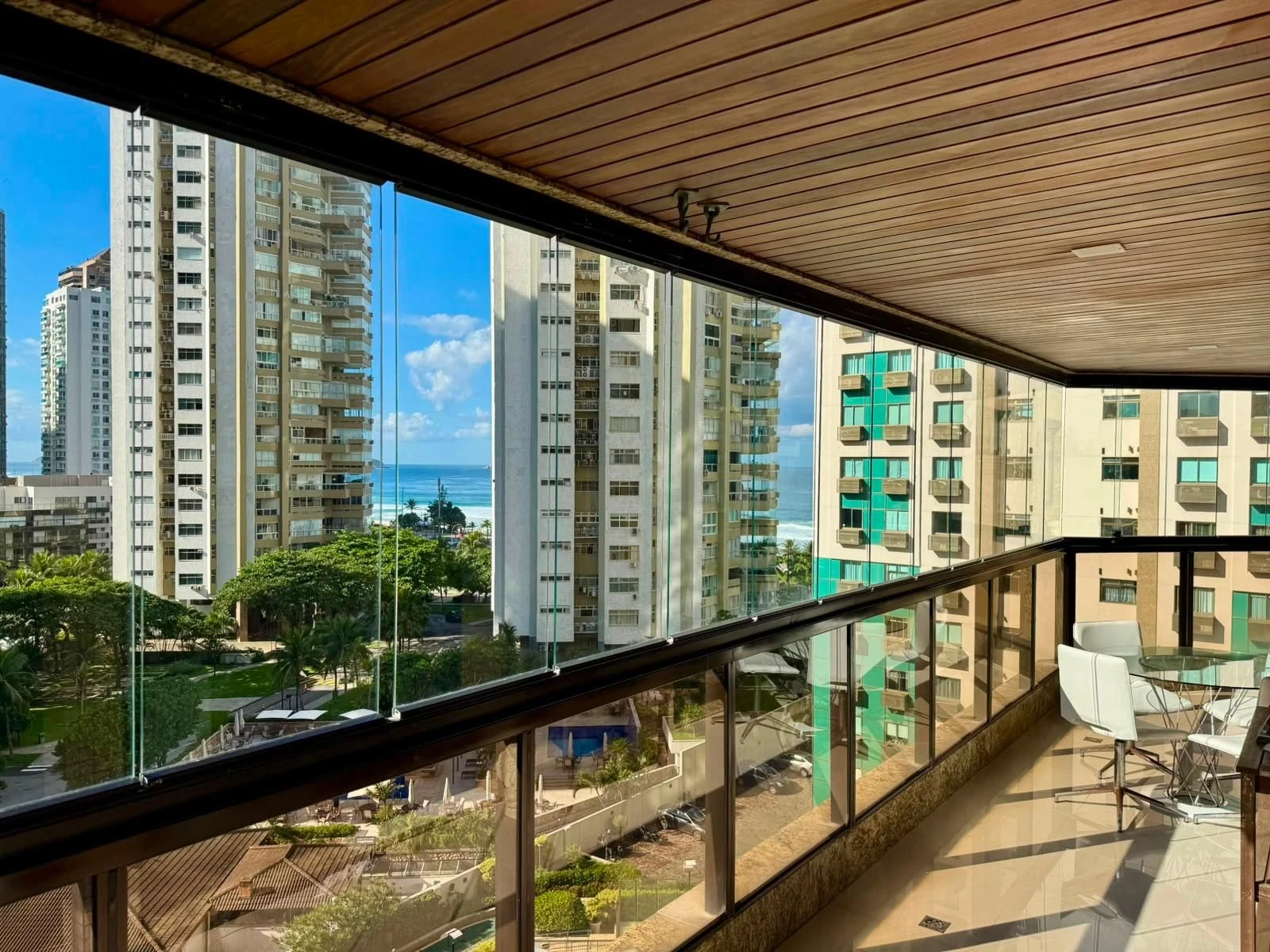 Furnished 3-bedroom apartment with enclosed balcony