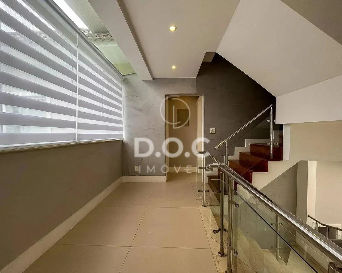 Floor-to-ceiling windows in a 5-bedroom house, 300 m² — photo 3