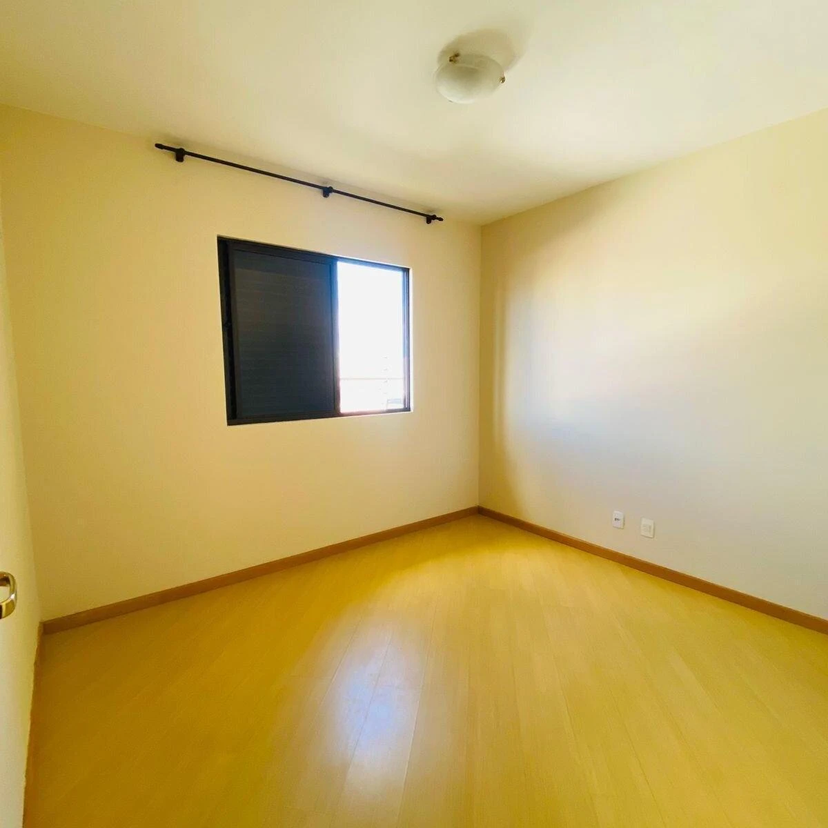 3-bedroom house with a glass-enclosed balcony in Curitiba — photo 3