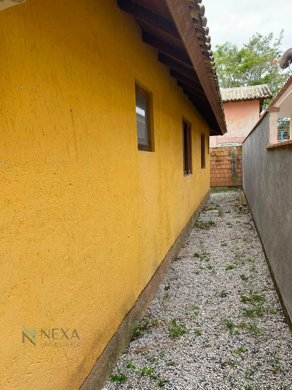 Casa com 2 dormitórios, 2 banheiros e quintal privativo