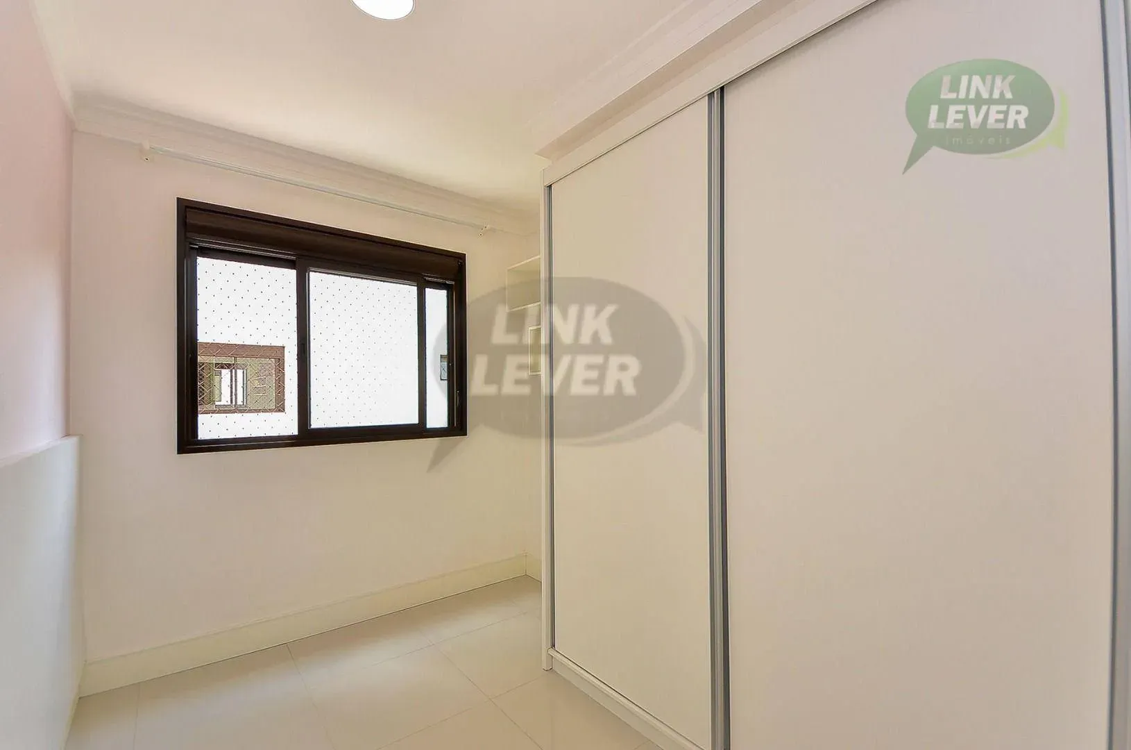 Balcony with a grill in a 3-bedroom apartment, 88 m² — photo 23