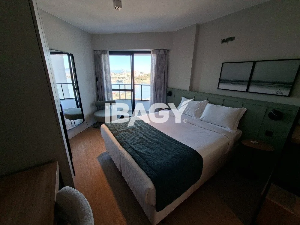 Studio with a glassed-in balcony and open-plan kitchen — photo 108