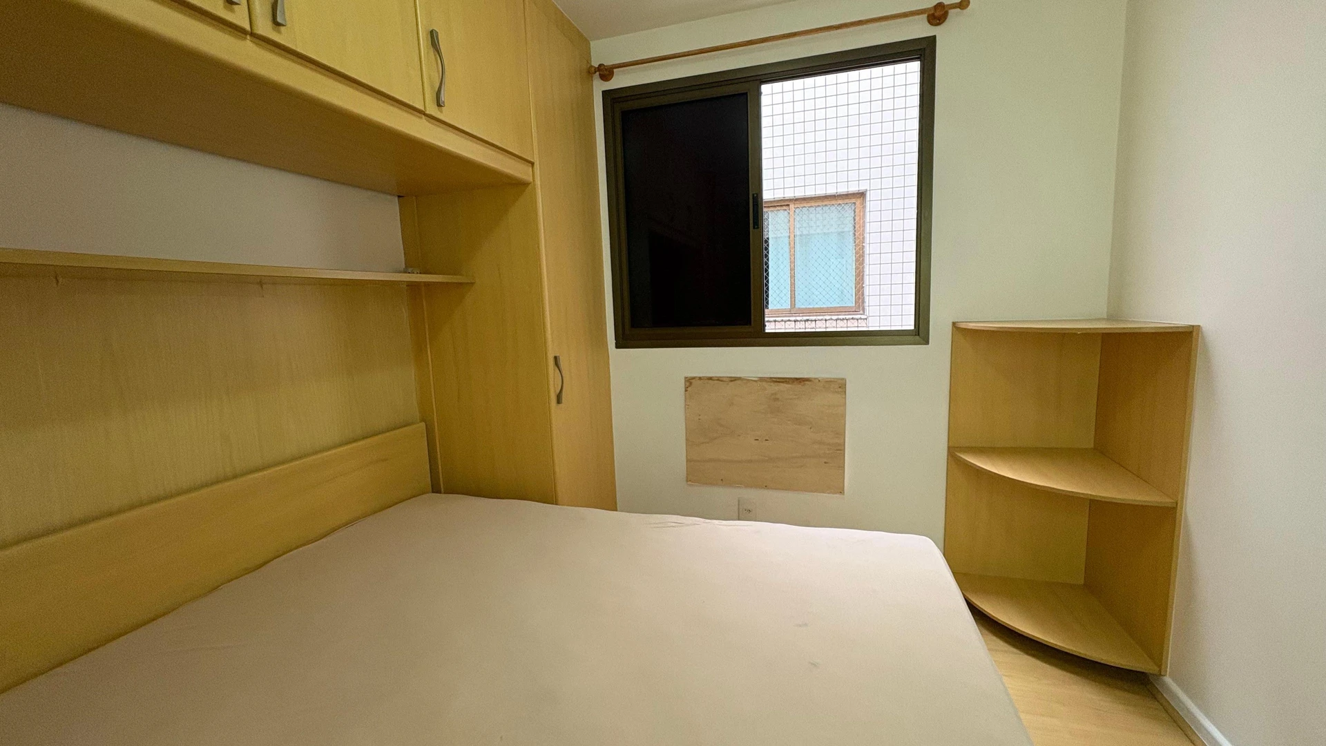 Glass-enclosed balcony in a 3-bedroom apartment, 120 m²