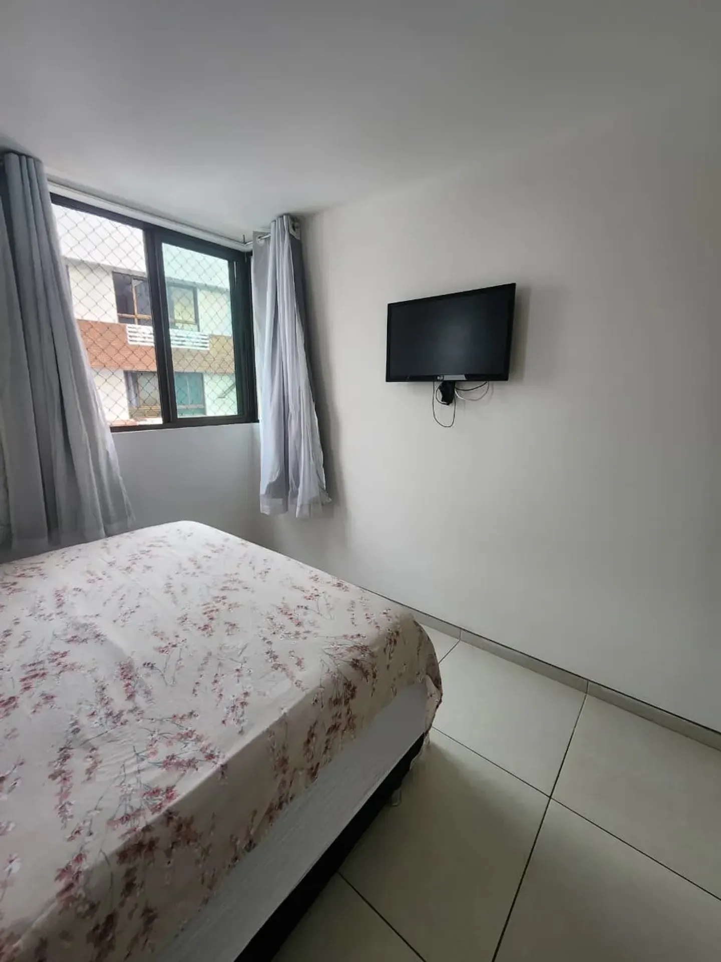 Furnished 2-bedroom apartment with city view — photo 13