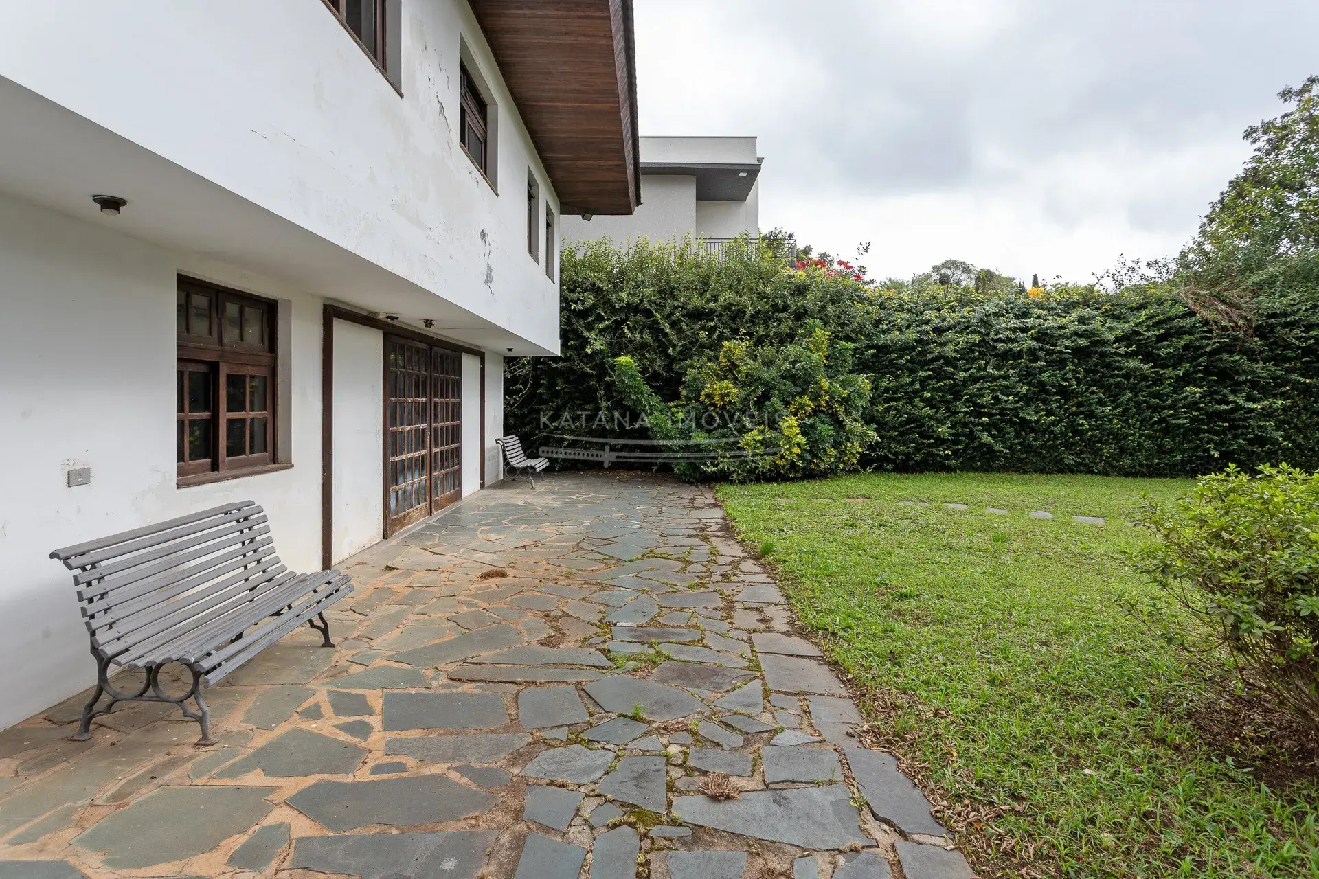 House with a closed kitchen and gas stove, 4 bedrooms — photo 42