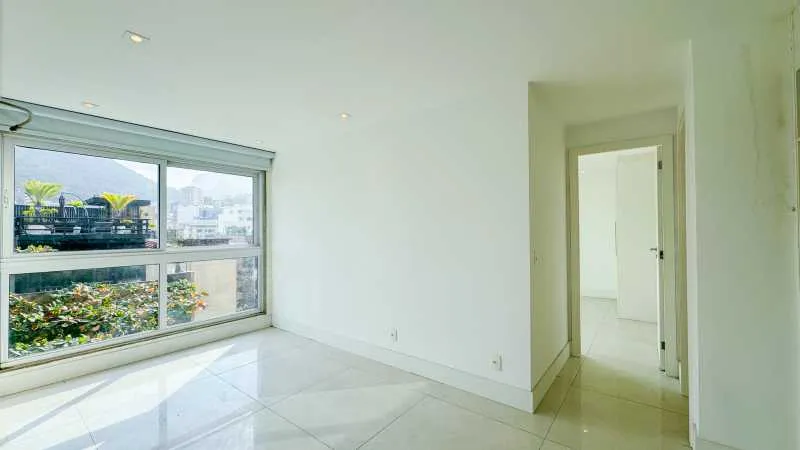 3-bedroom apartment in a building with a pool — photo 24