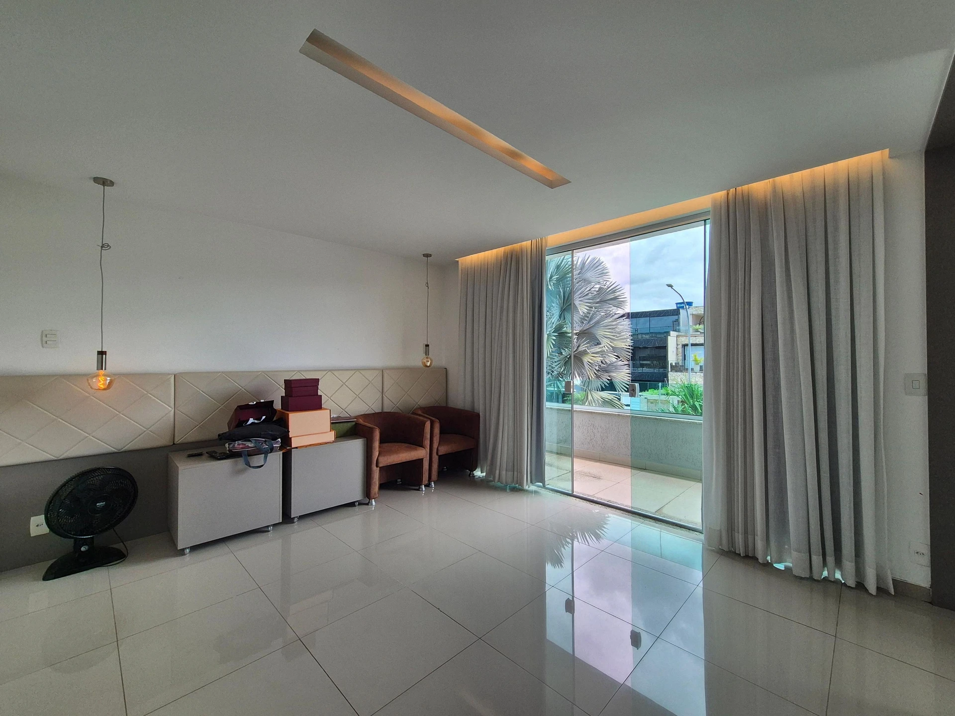 5-bedroom house with floor-to-ceiling windows — photo 28