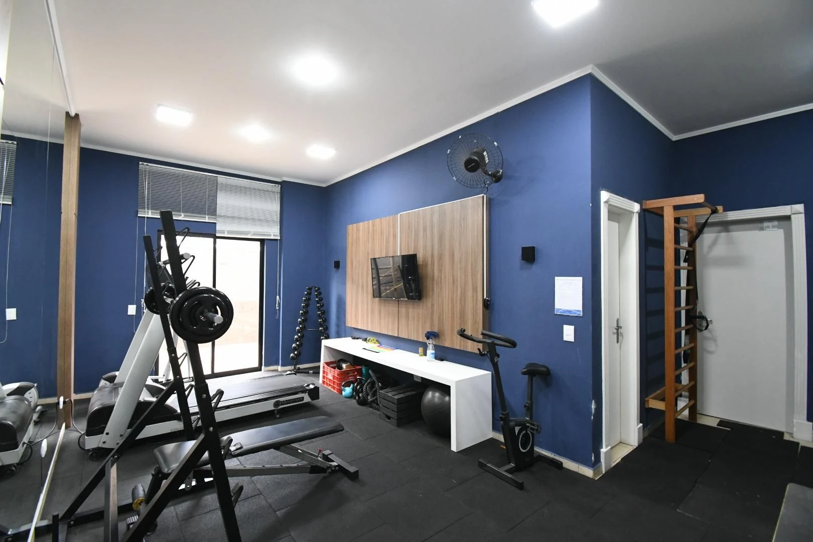 3-bedroom apartment in a building with a gym — photo 11
