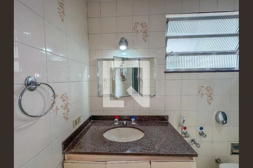 Квартира з 2 спальнями та дерев'яною підлогою або ламінатом — photo 40