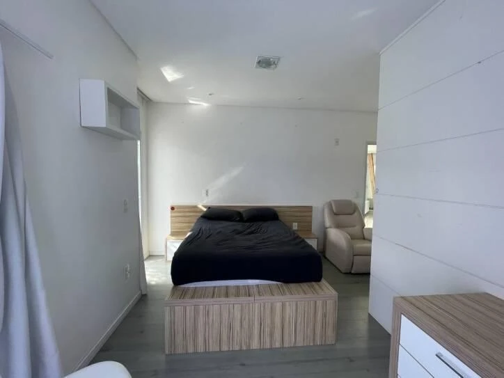 Ventanales de piso a techo y 4 dormitorios: casa de 400 m² — photo 24