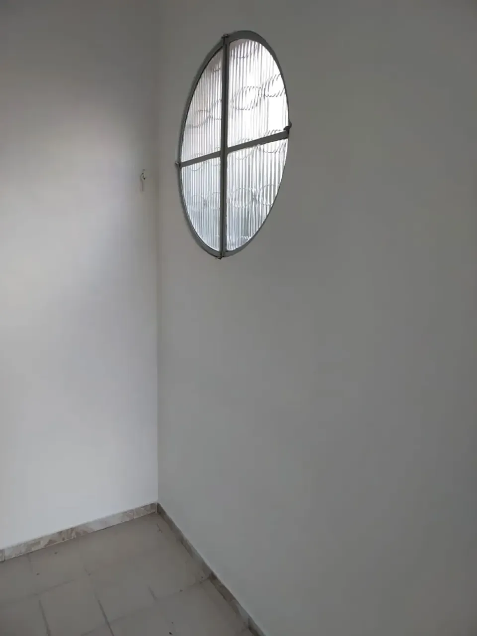 Unfurnished 1-bedroom apartment with a closed kitchen — photo 20