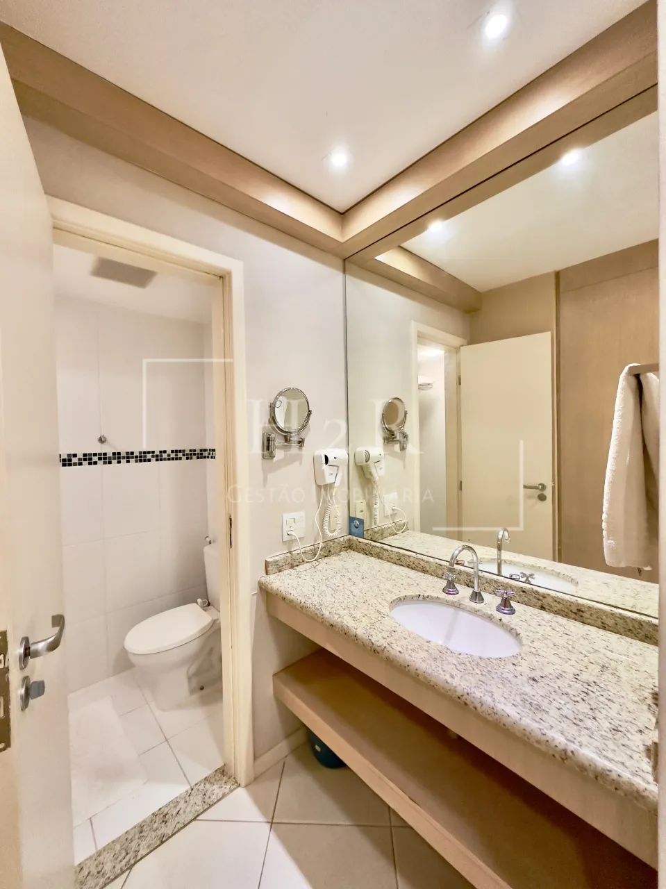 Unfurnished 1-bedroom apartment with glass shower — photo 9