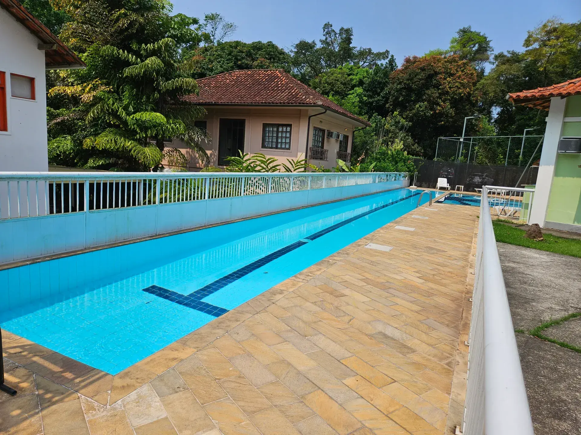 6 quartos e janelas do piso ao teto: casa de 504 m² — photo 43