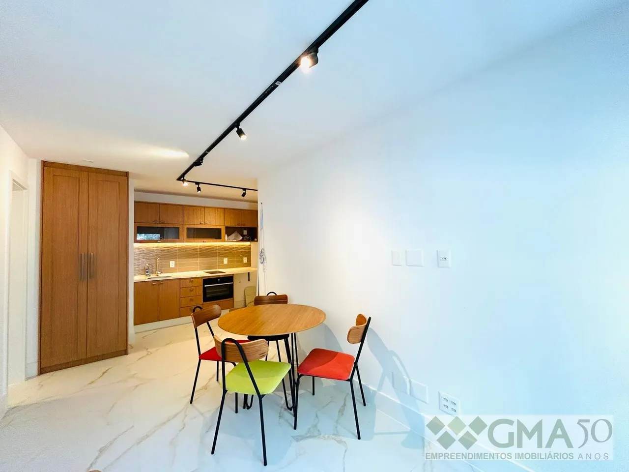 Unfurnished 1-bedroom apartment with open-plan kitchen — photo 11