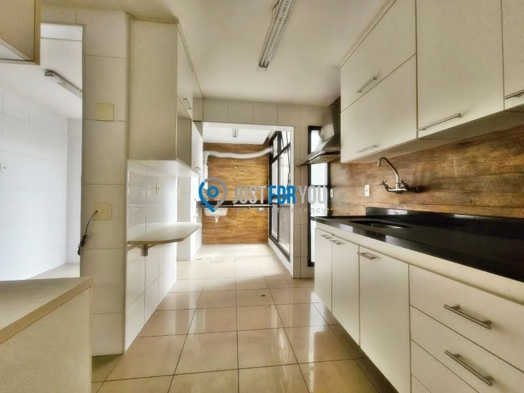 Apartamento com 3 dormitórios e varanda fechada de vidro — photo 12