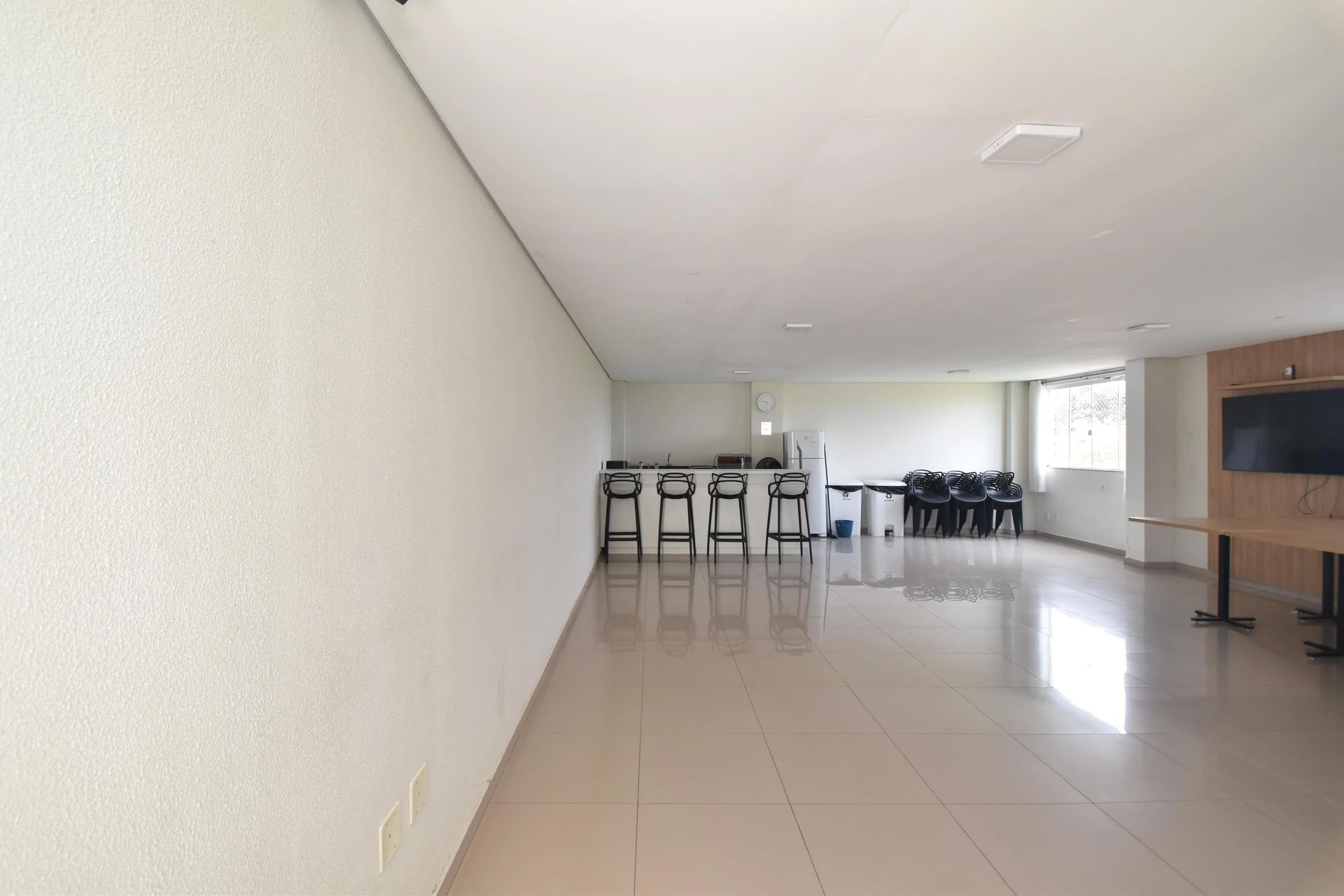 2-bedroom apartment in a building with a gym — photo 34