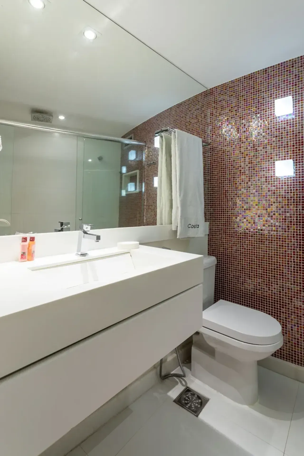 Furnished apartment with 2 bedrooms and water views — photo 32