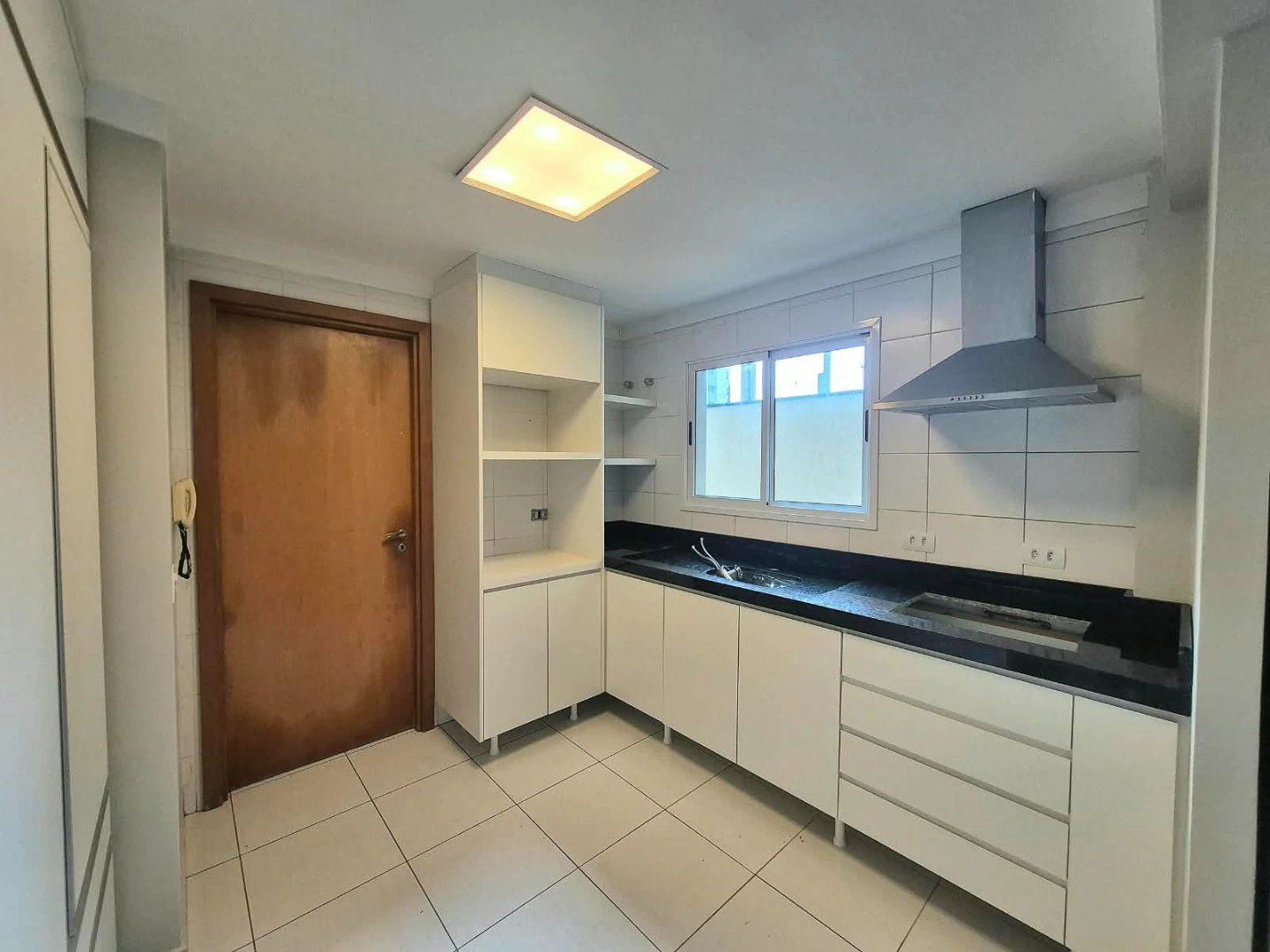 Apartment, 90 m², with wood or laminate floors — photo 2
