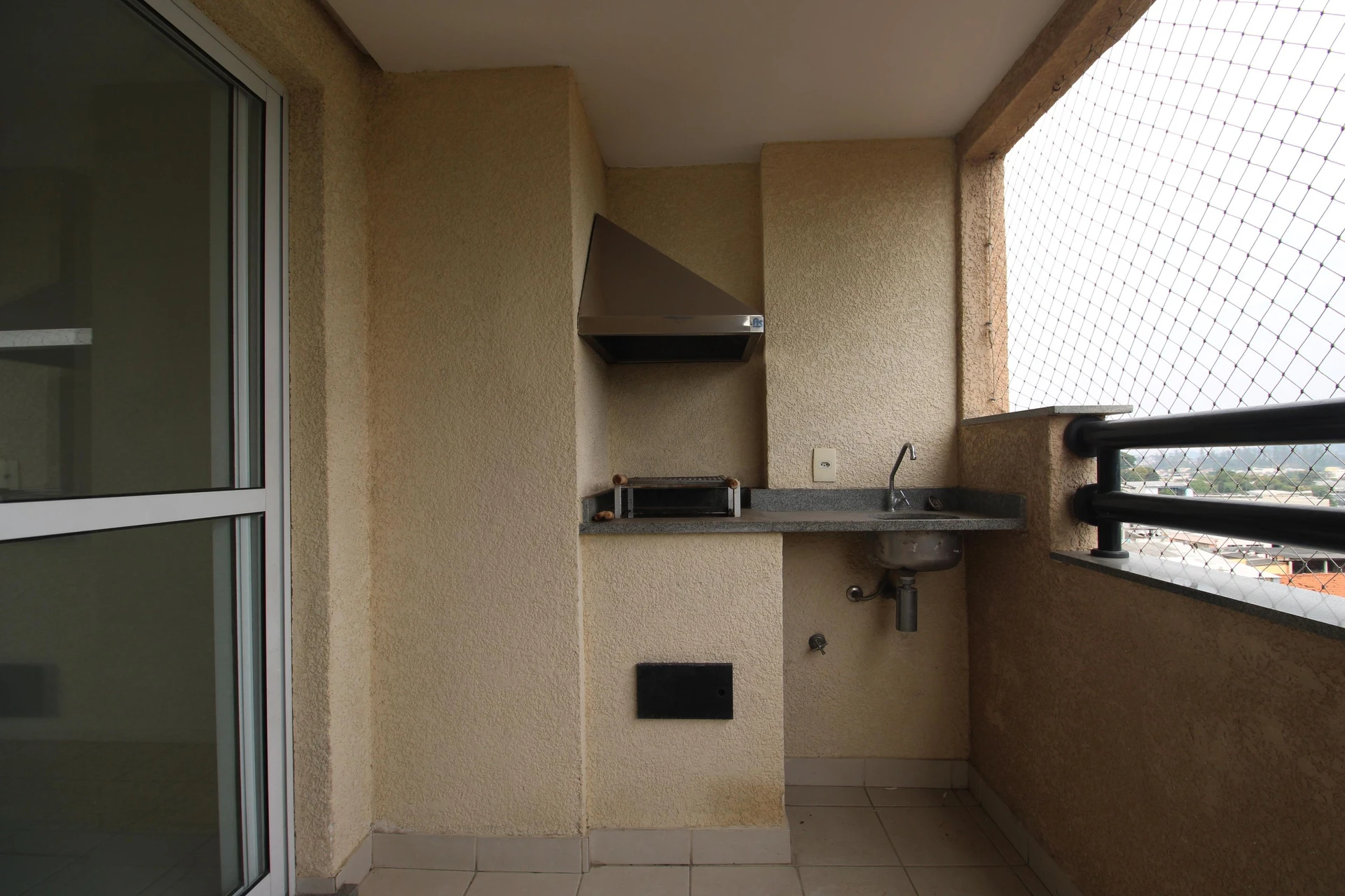 Balcony with a grill in a 3-bedroom apartment, 74 m² — photo 14